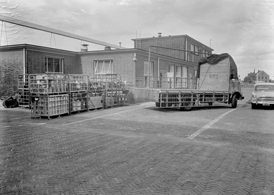 834721 Afbeelding van het laden van een vrachtauto met verfbussen van Sikken bij de stukgoederenloods van Van Gend & ...